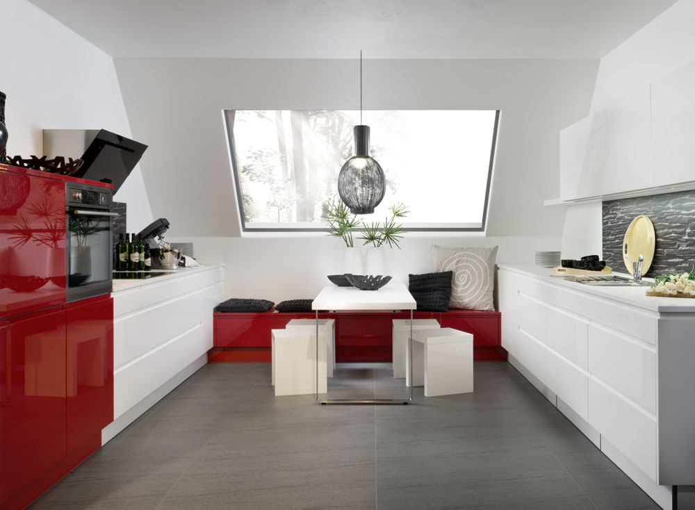 Muebles de cocina blanca y rojo